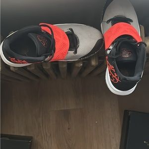 Nike Kyrie Flytrap Basketball Shoes 6Y